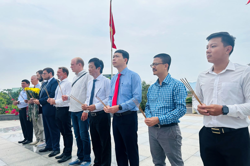 Dâng hương các liệt sĩ tại Tượng đài tưởng niệm quân nhân Liên Xô/Nga - Việt Nam