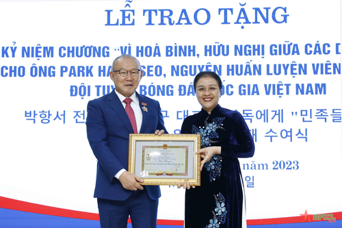 Trao Kỷ niệm chương 'Vì hòa bình, hữu nghị giữa các dân tộc' tặng ông Park Hang-seo