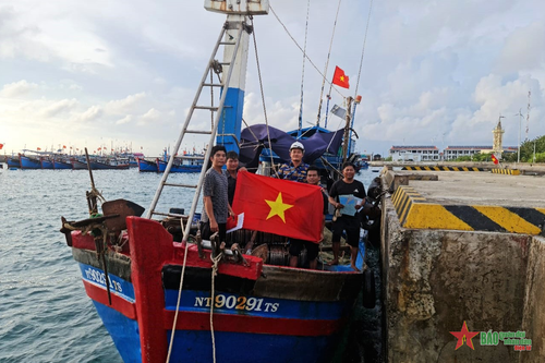 Trung tâm dịch vụ Hậu cần - Kỹ thuật đảo Trường Sa giúp tàu cá Ninh Thuận khắc phục sự cố gãy neo