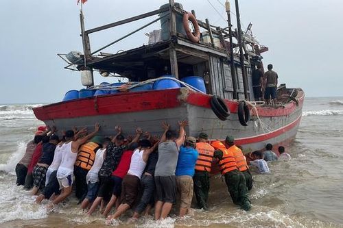 2 tàu cá bị sóng đánh chìm