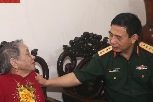Bộ trưởng Bộ Quốc phòng thăm, tặng quà Mẹ Việt Nam anh hùng ở Hà Tĩnh