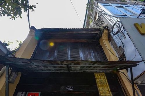 Cận cảnh nhà gỗ lim trăm tuổi 'độc nhất' phố cổ Hà Nội