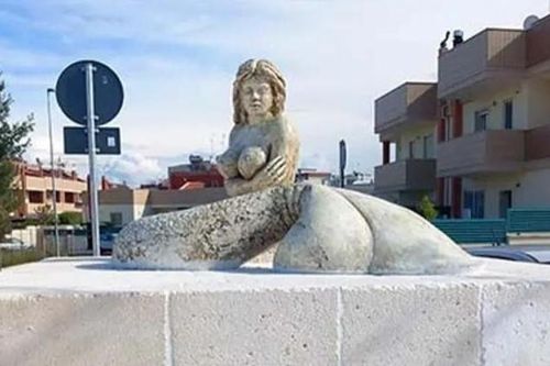 Cận cảnh tượng nàng tiên cá 'lộ mông' gây tranh cãi ở Italy