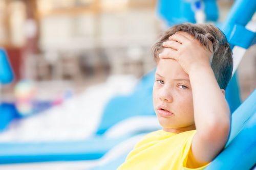 Cách giúp trẻ tránh mất nước, kiệt sức khi nắng nóng gay gắt