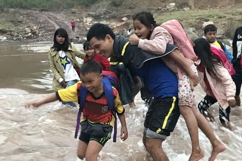 Giáo viên vùng cao Quảng Bình vượt hiểm nguy tới trường
