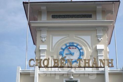 Người dân thích thú check-in sau khi chợ Bến Thành được 'thay áo mới'