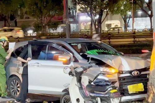 Hành khách hiện hình tên cướp, tài xế taxi lao xe vào gốc cây để thoát thân