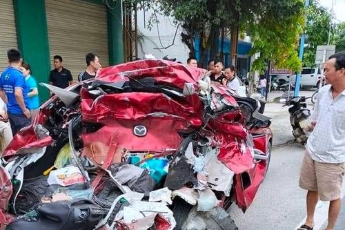 Dừng đèn đỏ, xe con bị đâm biến dạng