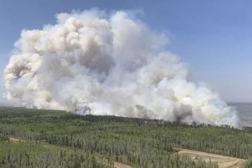 Cháy rừng buộc sơ tán ở Canada, làm giảm sản lượng dầu khí