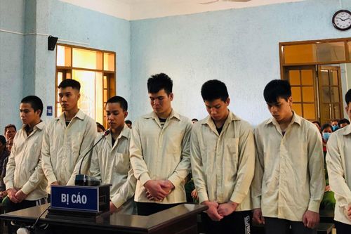 Vô cớ đánh người vì cho rằng chạy xe 'khiêu khích'