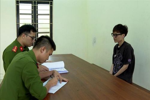 Lập Facebook giả mạo người có địa vị đăng bài xuyên tạc rồi cưỡng đoạt tiền
