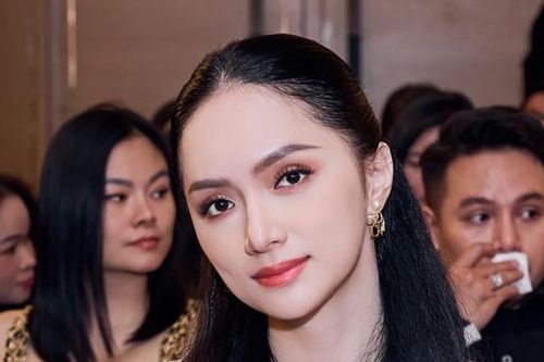 Hoa hậu Hương Giang đẹp sắc sảo, xách túi hiệu hơn 1 tỷ đồng