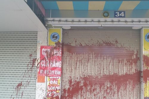 Nhà dân ở Hà Nội bị tạt sơn đỏ kín cửa