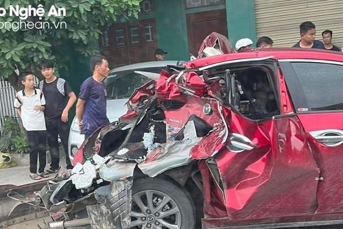 Dừng đèn đỏ, ô tô con bị xe tải tông bẹp dúm
