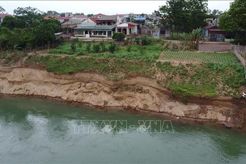 Người dân mong sớm có biện pháp xử lý sạt lở bờ sông Đà