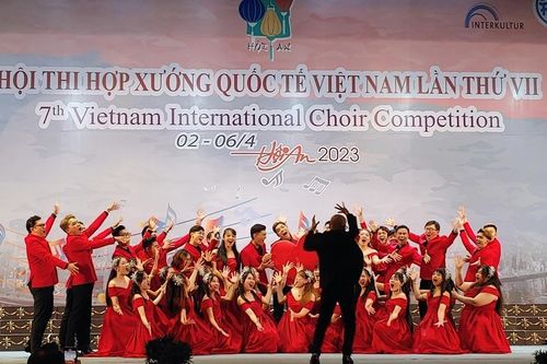 Trăn trở hợp xướng: Đam mê dù 'ngõ hẹp'