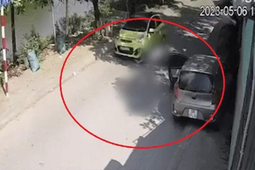 Tài xế ô tô mở cửa bất cẩn khiến 1 người đi xe máy tử vong, camera ghi lại khoảnh khắc thương tâm