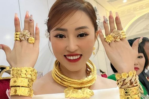 Cô dâu Vĩnh Long đeo vàng 'đỏ người', dân tình trầm trồ hơn với tuyên bố cực chất khi làm đám cưới