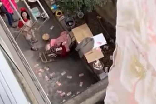 102 triệu của chồng bay khắp sân hàng xóm chỉ vì vợ mang chăn đi phơi