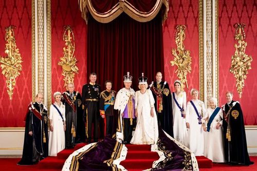 Hoàng gia Anh chính thức công bố bộ ảnh gia đình sau Lễ đăng quang của Vua Charles III