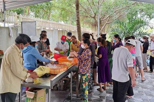 Bếp từ thiện - nơi hội tụ những tấm lòng nhân ái