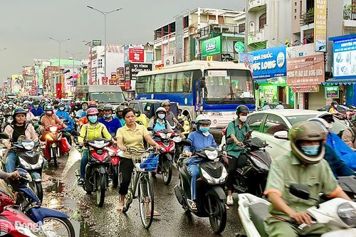 Ùn tắc giao thông ở ngã ba Trảng Dài trong cơn mưa kéo dài chiều 9-5
