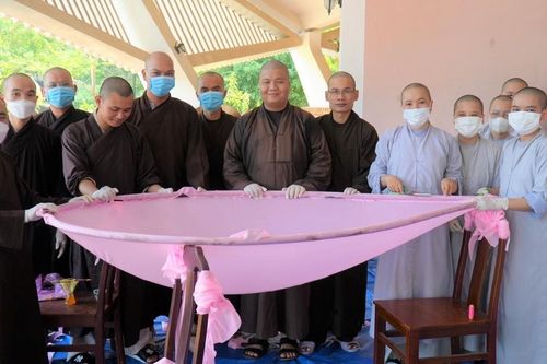 Tăng Ni sinh Học viện Phật giáo VN tại Huế thiết trí các cánh sen chuẩn bị hạ thủy mừng Phật đản