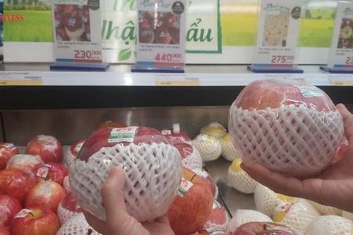 Giữa 'bão' lạm phát, hàng nội gặp thêm sức ép trên 'sân nhà'