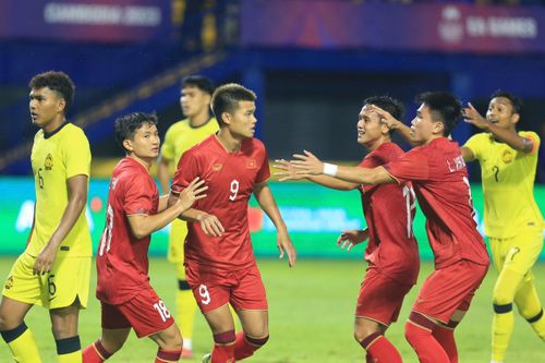 Thắng Malaysia, U22 Việt Nam vào bán kết SEA Games 32
