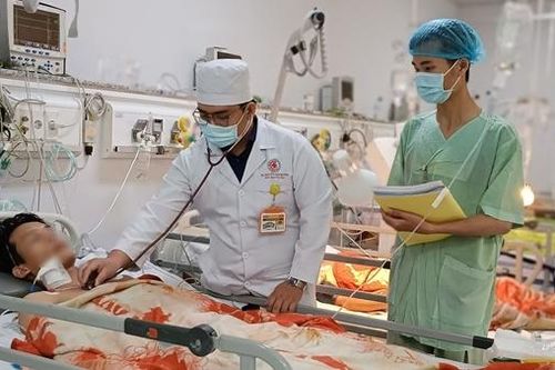 Cứu sống nam sinh viên bị bạn đâm thủng tim