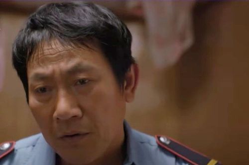 'Cuộc đời vẫn đẹp sao' tập 17: Bát lại rình mò nhà bà Tình, Lưu chán việc mới