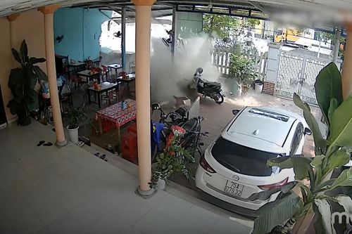 Ô tô lao vào quán ăn ven đường ở Huế