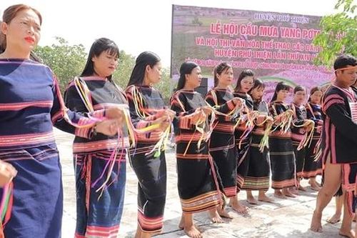 Cầu mưa trên đỉnh núi thần