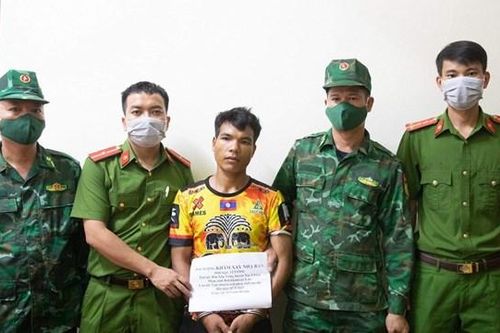 Bắt đối tượng người Lào vận chuyển 2 bánh heroin để lấy 500 USD tiền công