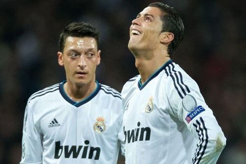 Khen Messi, Ozil bị Ronaldo hủy theo dõi