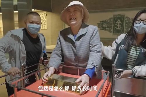 Thử thách 'nâng vàng' 25 kg bằng một tay ở thủ phủ vàng Trung Quốc