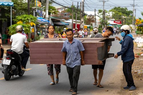 Người dân tháo chạy khi hàng loạt căn nhà bị sạt xuống sông Cần Thơ