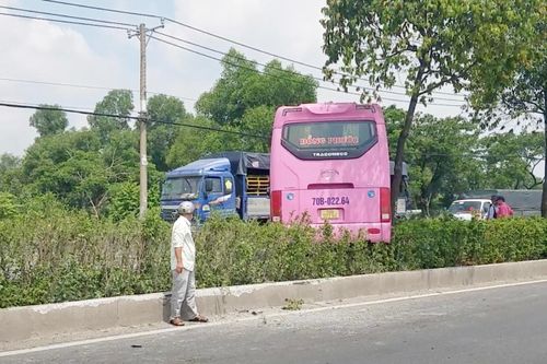 Xe khách lao lên dải phân cách sau va chạm trên quốc lộ
