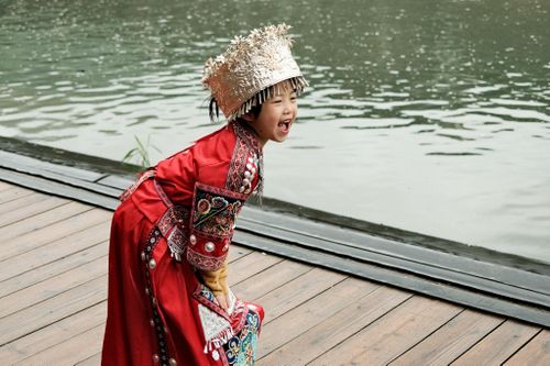 Cảnh trái ngược ở Phượng Hoàng cổ trấn