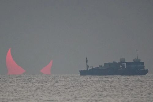Câu chuyện đằng sau bức ảnh 'sừng quỷ' nổi trên biển