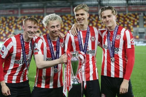 Con trai Beckham giành danh hiệu đầu tiên