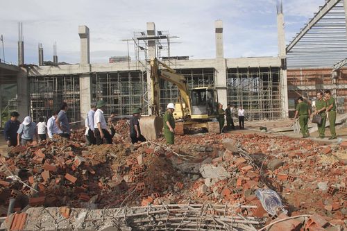 Khởi tố bị can, bắt tạm giam hai người liên quan vụ sập tường tại KCN Nhơn Hòa