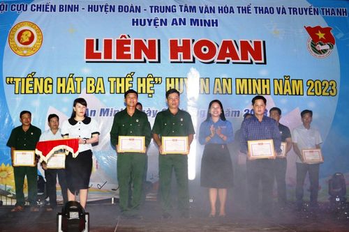 Sôi nổi Hội thi 'Tiếng hát ba thế hệ' ở Kiên Giang
