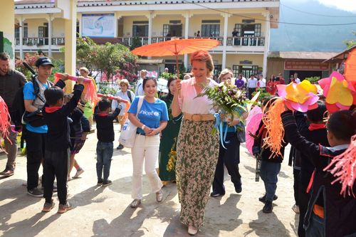 Hoàng hậu Vương quốc Bỉ thăm học sinh vùng cao Sa Pa
