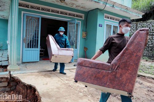 Di dời tài sản giúp nhà dân bị sạt lở do mưa lớn tại Đà Lạt