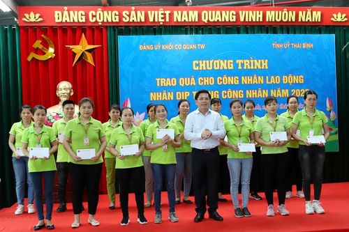 Trao tặng 150 suất quà cho công nhân, lao động tỉnh Thái Bình