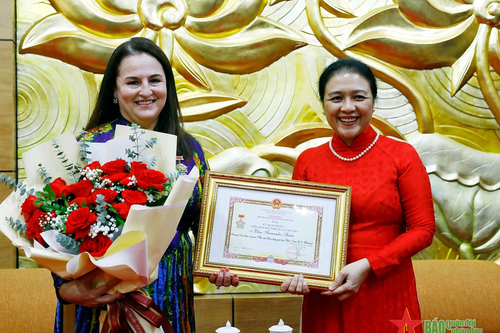 Trao kỷ niệm chương tặng Trưởng đại diện UN Women tại Việt Nam