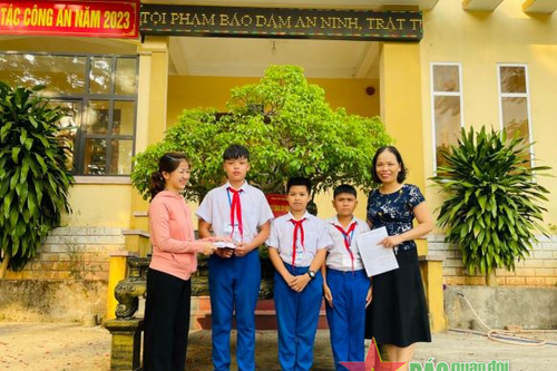 Quảng Trị: Ba học sinh lớp 6 nhặt được của rơi trả người đánh mất