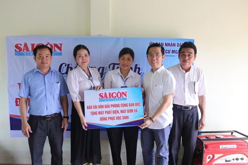 Báo SGGP tặng máy phát điện, máy bơm và đồng phục cho học sinh vùng cao