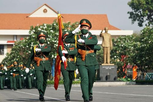 Cán bộ, chiến sĩ lực lượng vũ trang TPHCM thi bắn súng, chạy vượt chướng ngại vật